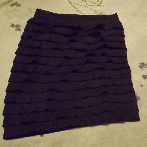 New Ruffled Bodycon Mini Skirt - Picture 3 of 4
